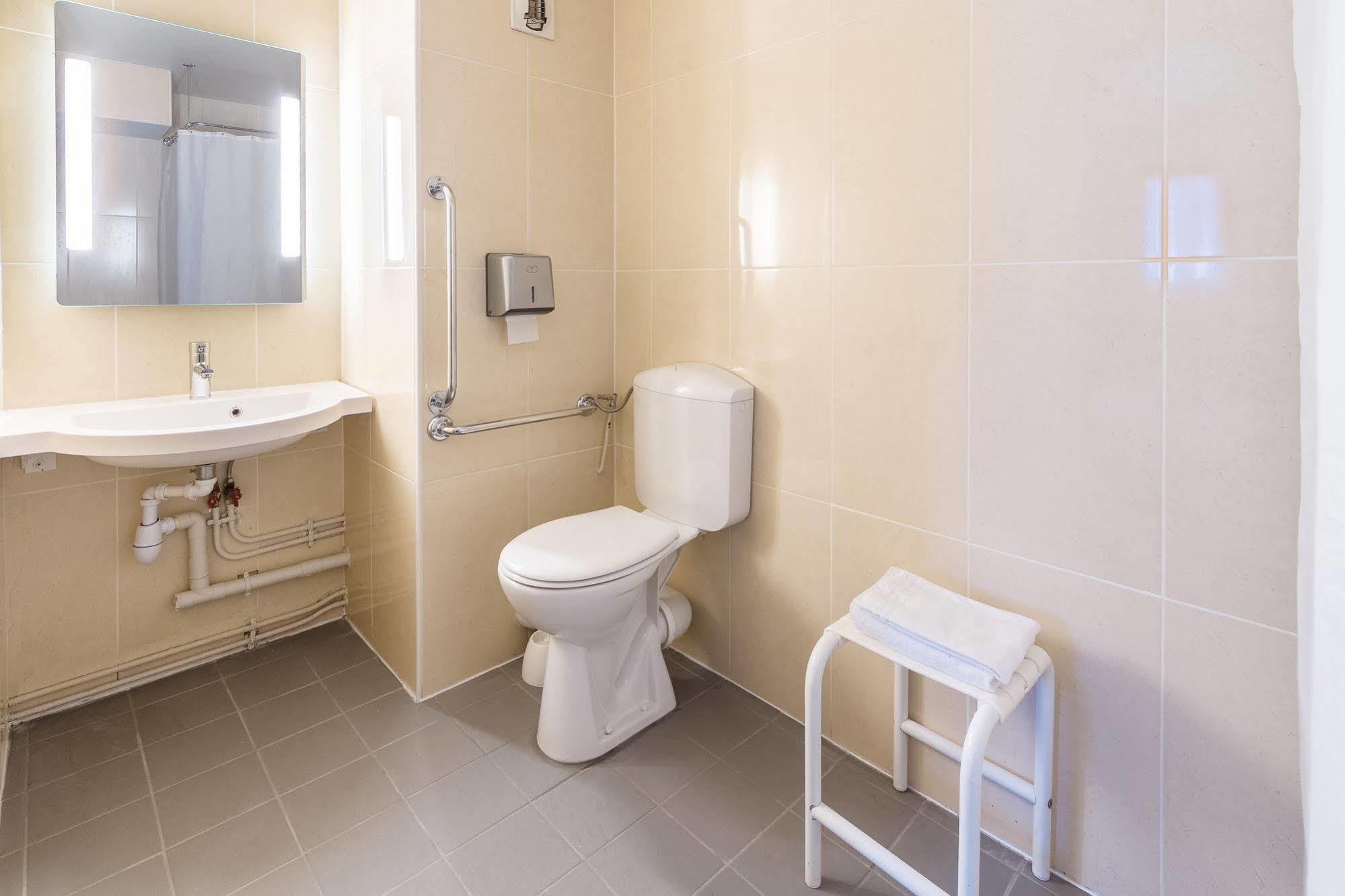 B&B Hotel Grenoble Universite 1 Жьер Экстерьер фото
