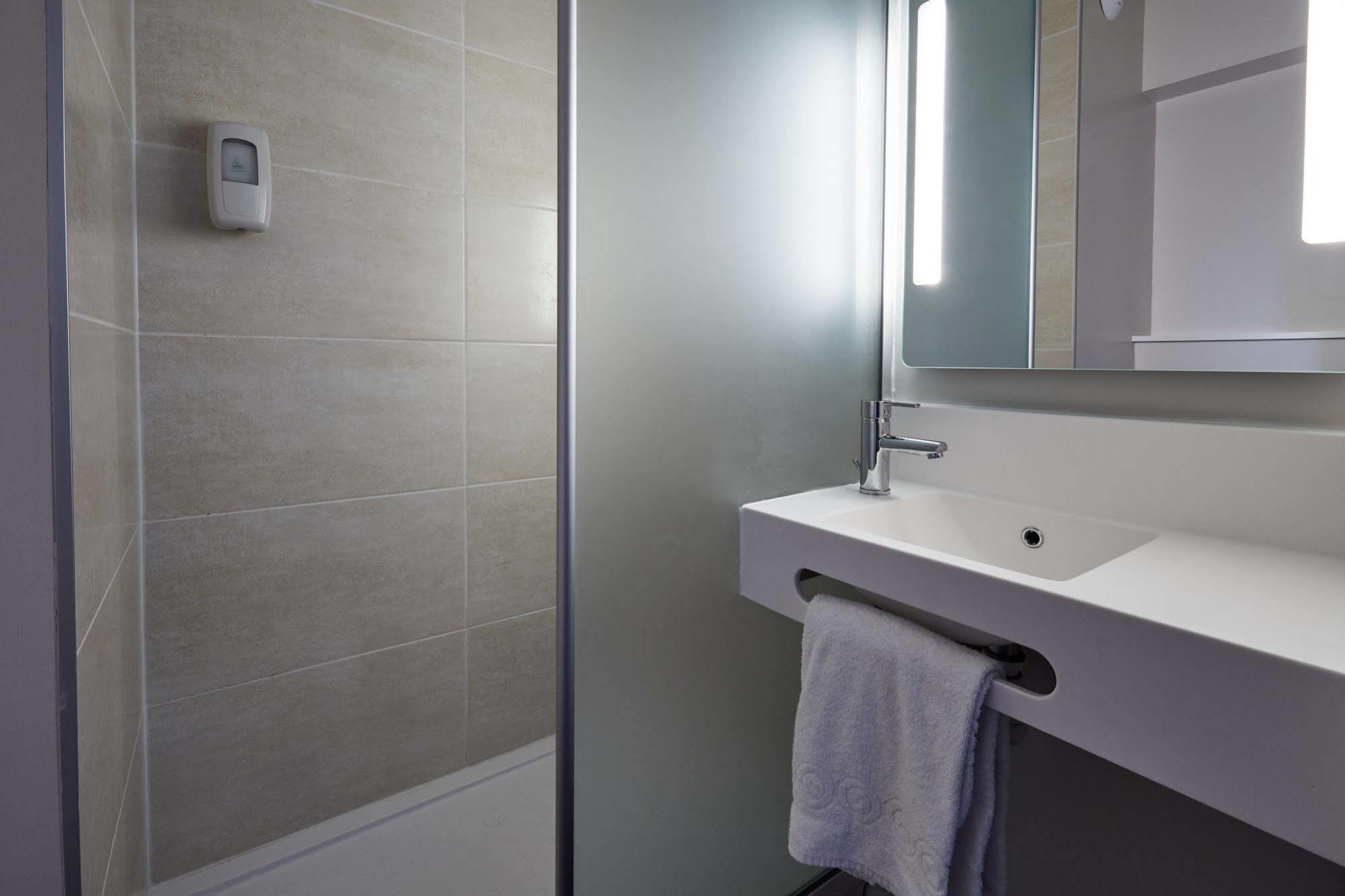 B&B Hotel Grenoble Universite 1 Жьер Экстерьер фото