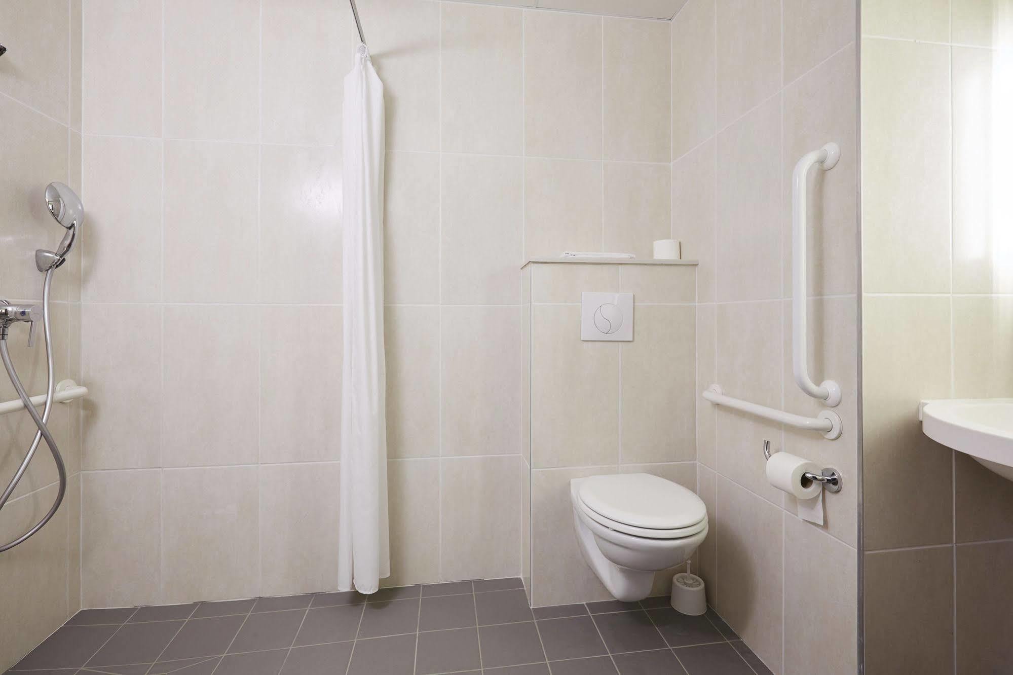 B&B Hotel Grenoble Universite 1 Жьер Экстерьер фото